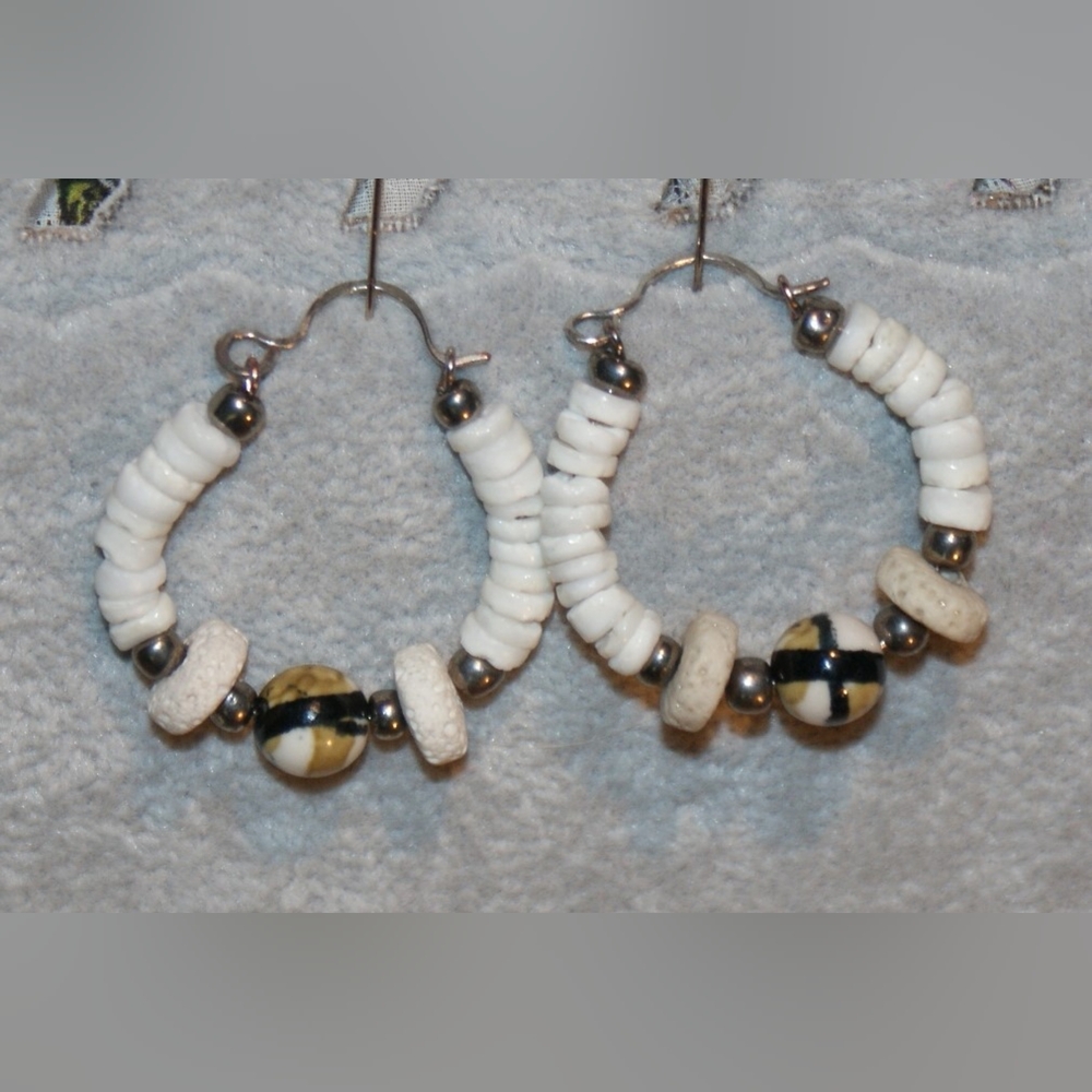Beaded hoop earrings with bone and painted beads ED-10-017